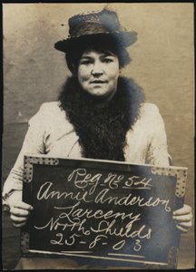 Annie Anderson, saat hırsızlığı iddiasıyla tutuklandı, North Shields, Birleşik Krallık, 1903 by Unbekannt Unbekannt